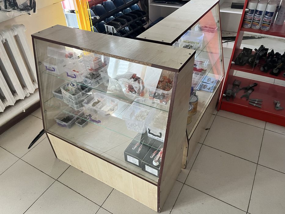 Продаются полки, стеклянные витрины