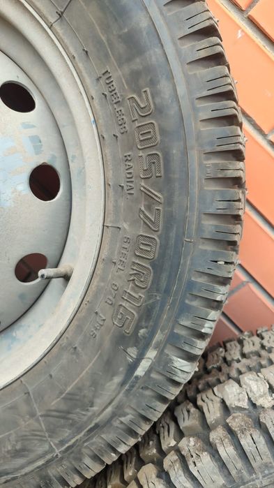 Продам резину с дисками на ниву