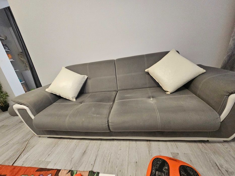 Vand canapea 3 locuri extensibilă si 2 tabureti
