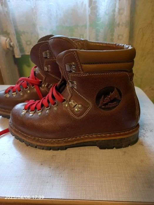 bocanci de munte  lowa