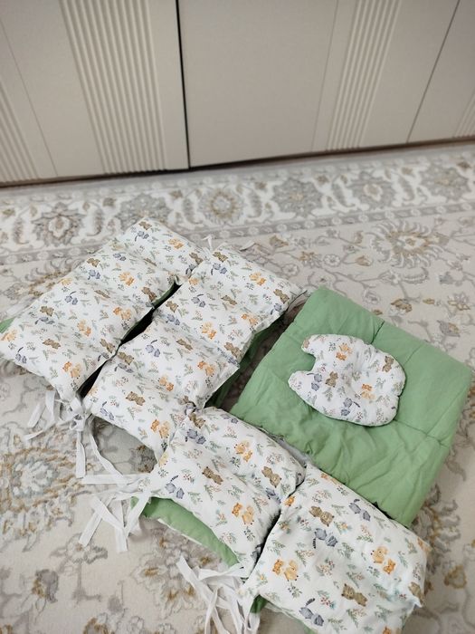 Продам комплект в детскую кроватку (бортики, одеяло, подушка)