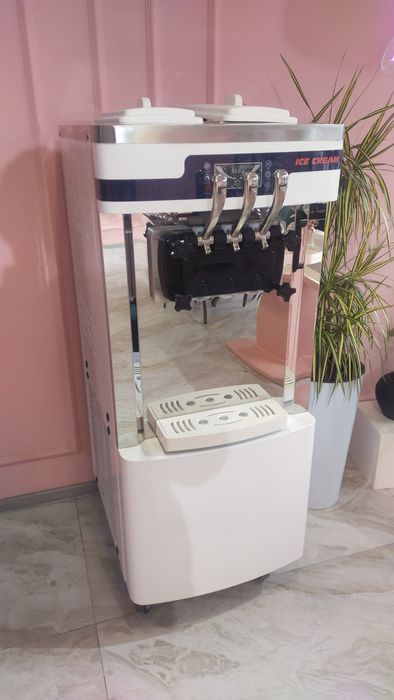 Продается витринный холодильник и фризер