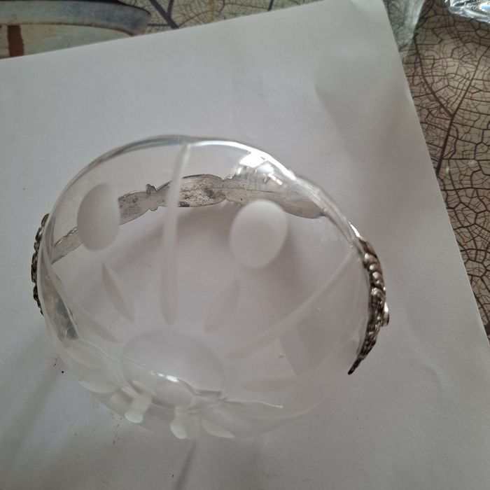 Bomboniera din cristal cu mâner argintat.