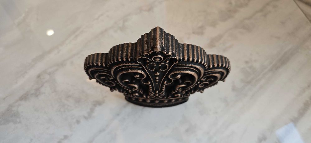 Масивна дървена корона.