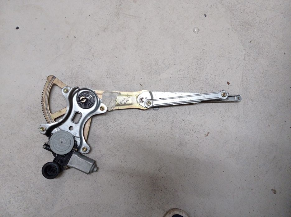 Rav4 2. Къса база. Водач, стъкло,тапицерия лява врата.