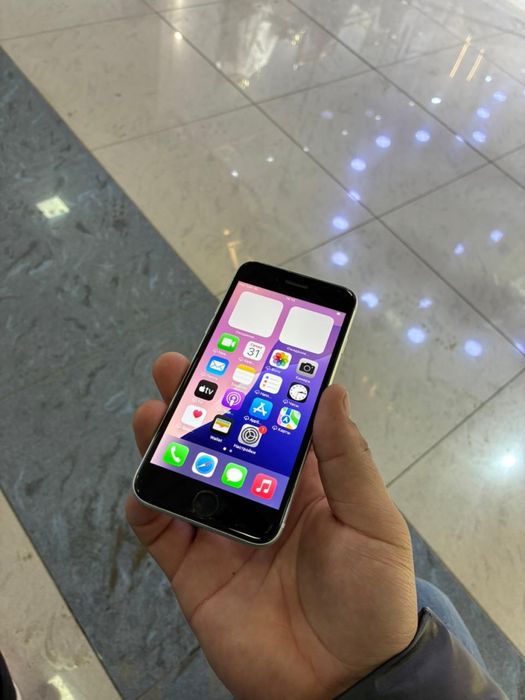 Продам Айфон Се