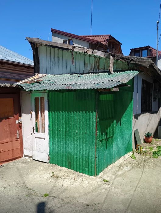 Vând casă bătrânească(toate utilitățile)în Ploiești,zona Piața Anton