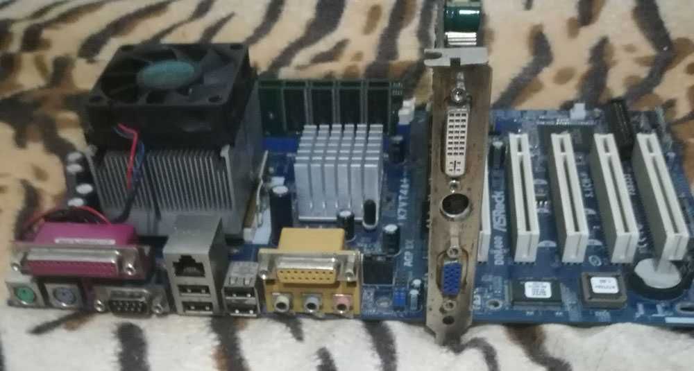 Дъно AS Rock K7VT4A с Процесор AMD Sempron 2500+, Видеокарта  и Памет