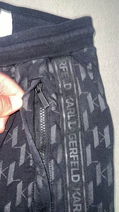 Vand trening de barbati de la Karl Lagerfeld,purtat doar de cateva ori