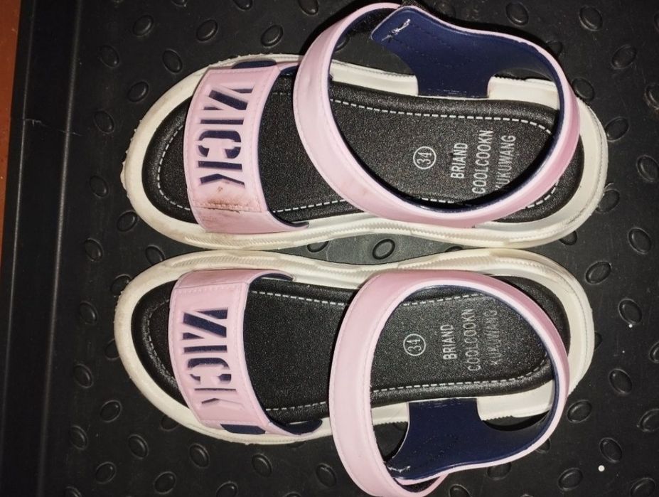 Сандалии для деток р. 30, 34