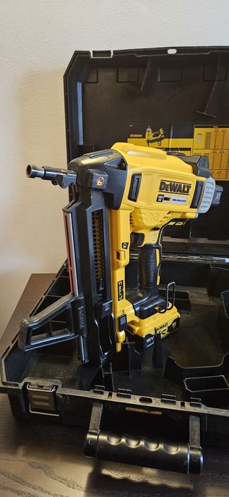 Pistol cuie dewalt dcn 890
