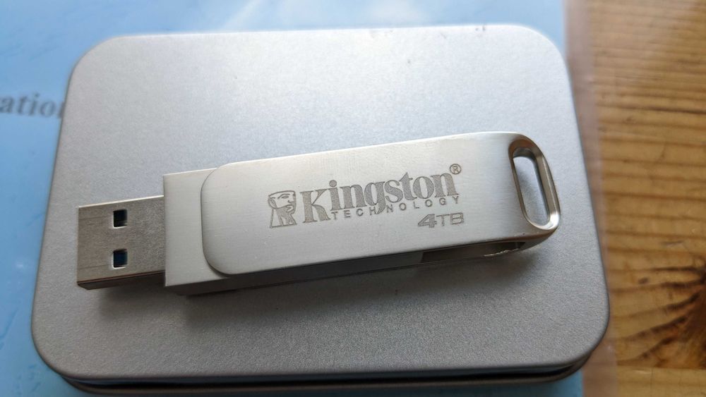 USB флешка на 4TB