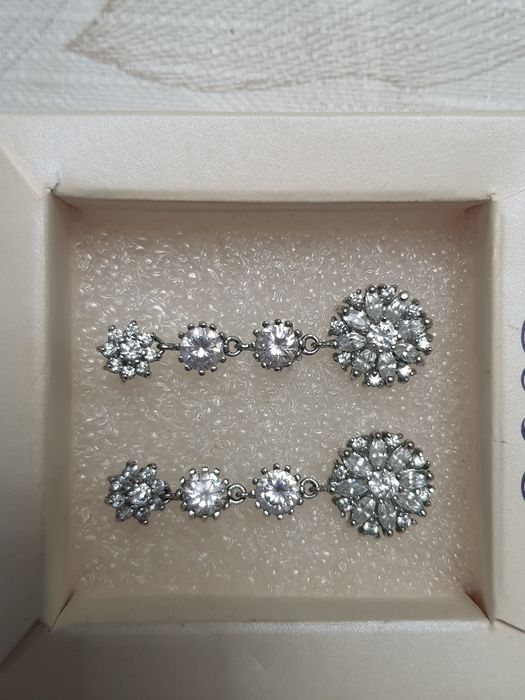 Много красиви обеци със камъни сваровски