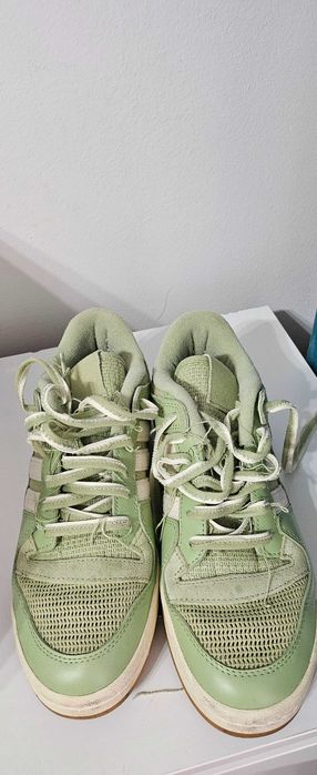 Adidas perforați (pentru vară)