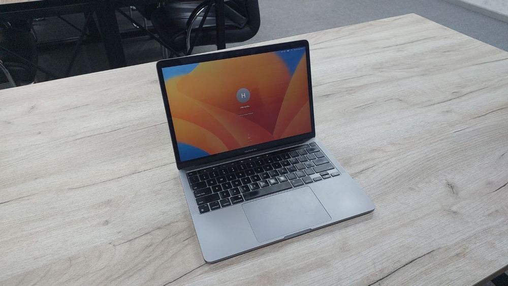 Macbook pro m 1   8/256 93 % holati alo