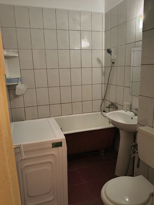 Închiriez garsoniera