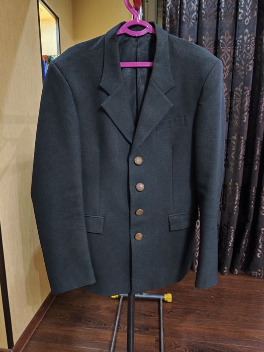 Классический клубный блейзер (пиджак) с гербовыми пуговицами