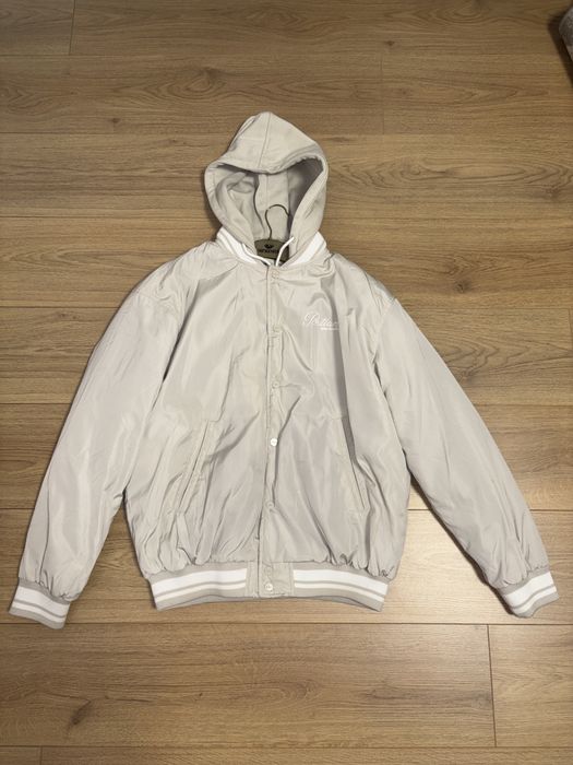 Geaca Bershka alba cu interior negru Marimea S,Barbati