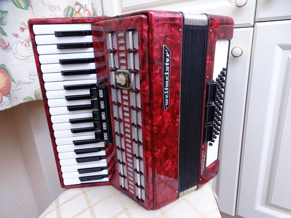 Перфектен акордеон Велтмайстер Серино 60 баса НОВ.