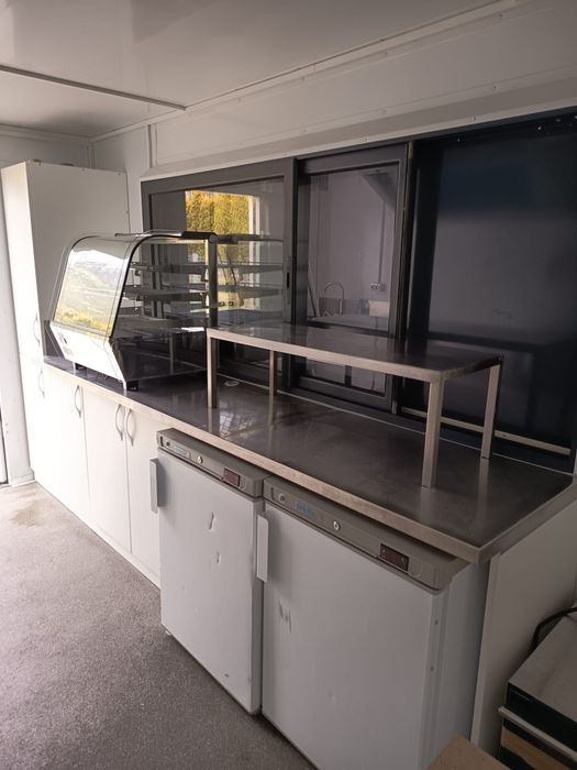 Inchriez rulota fast food cu toate autorizatiile pentru functionare