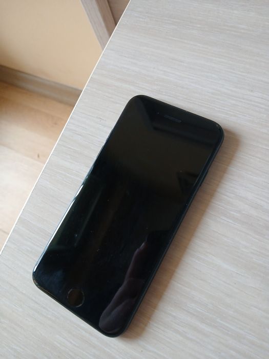 Продавам Iphone SE 2022 година + калъф в идиално състояние