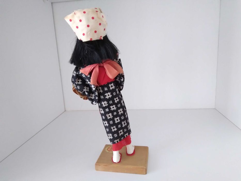 Китайско момиче в носия, руска кутийка, ретро телефон, кошничка, ваза