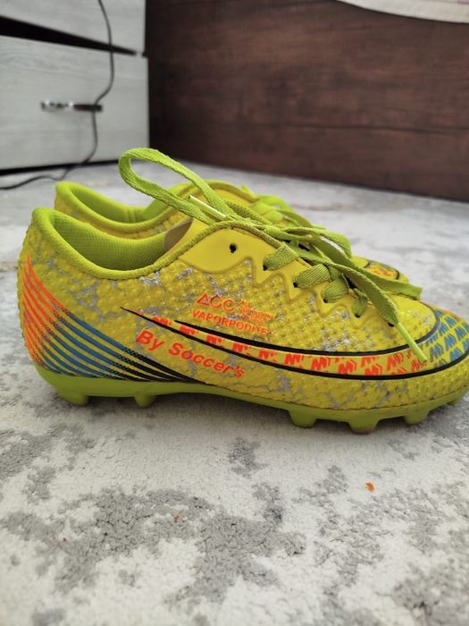 Продаю бутсы раз 35 Nike для подростка одевал всего один раз.