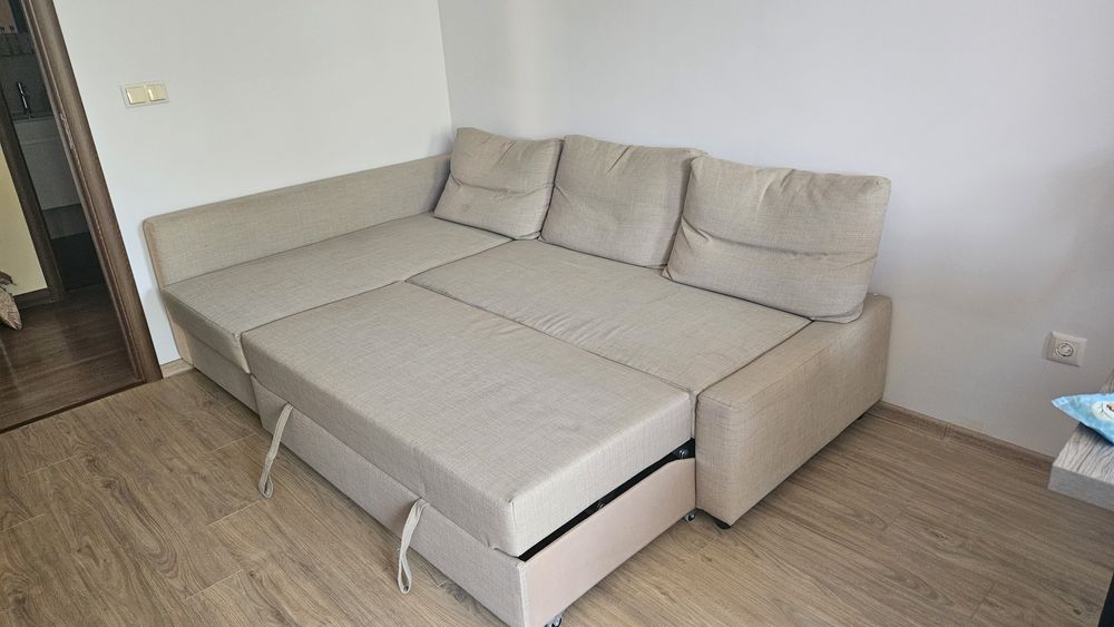 Разтегателен диван в бежово с ракла и функция за сън