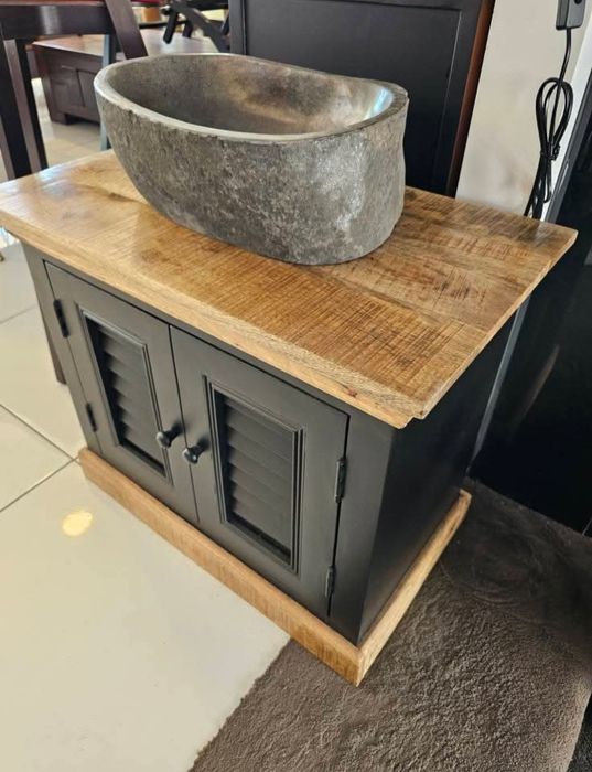 Чисто нов Шкаф от мангово дърво мивката не се продава