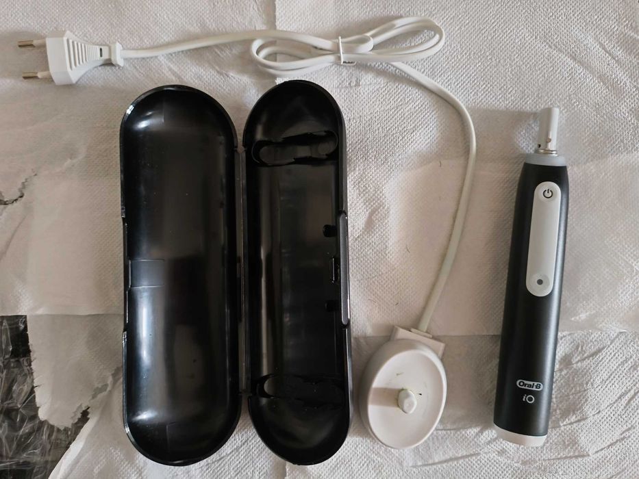 Periuta de dinti Oral-b iO3 plus trei capete si trusa de calatorie