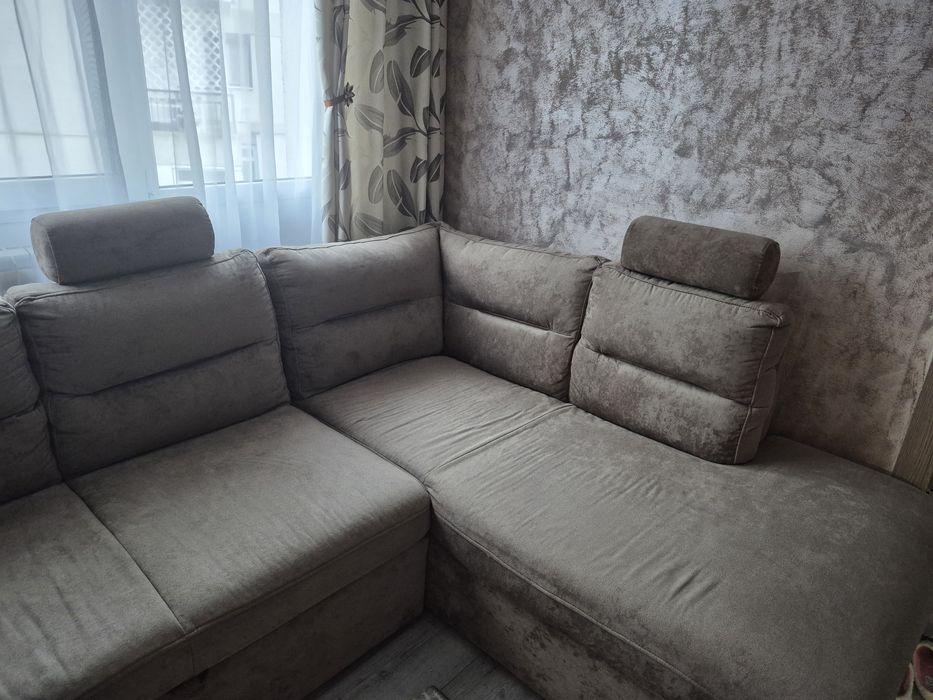 Coltar cu spatiu de depozitare,in stare buna