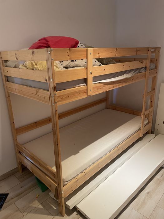 Vand pat supraetajat din lemn Ikea. Cu saltele. In stare perfecta. Ca