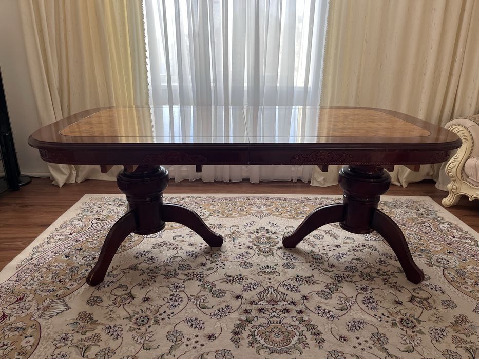 Стол для гостевой