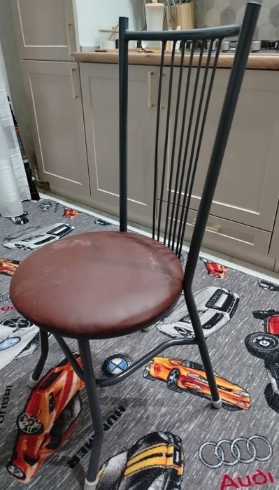 Продам стол и стулья прочные