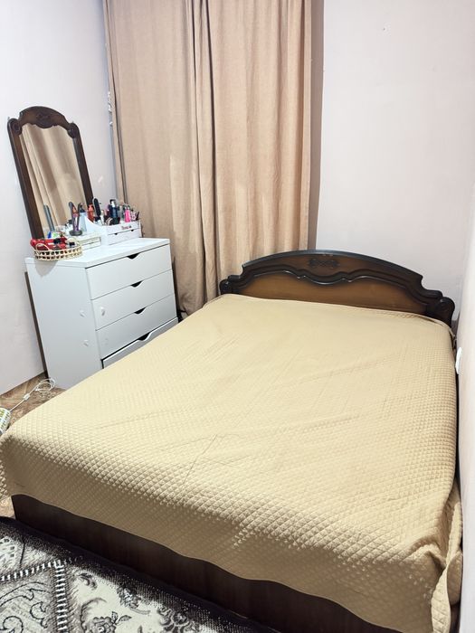 Шкаф для одежды и кровать