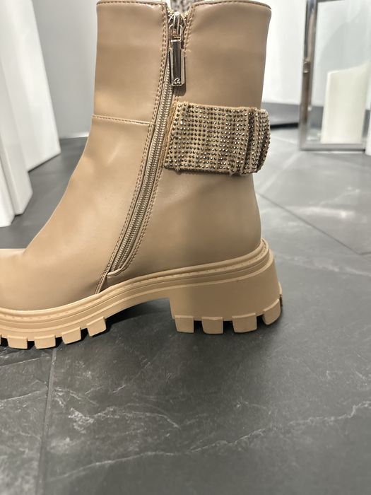 Бежови боти