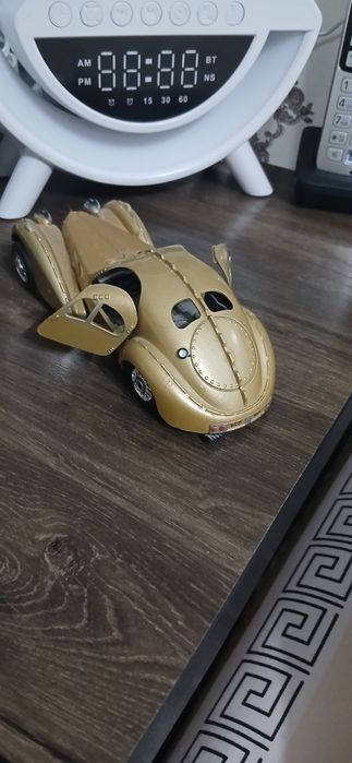 Моделька ретро авто может функционировать не хватает батареек и грузик