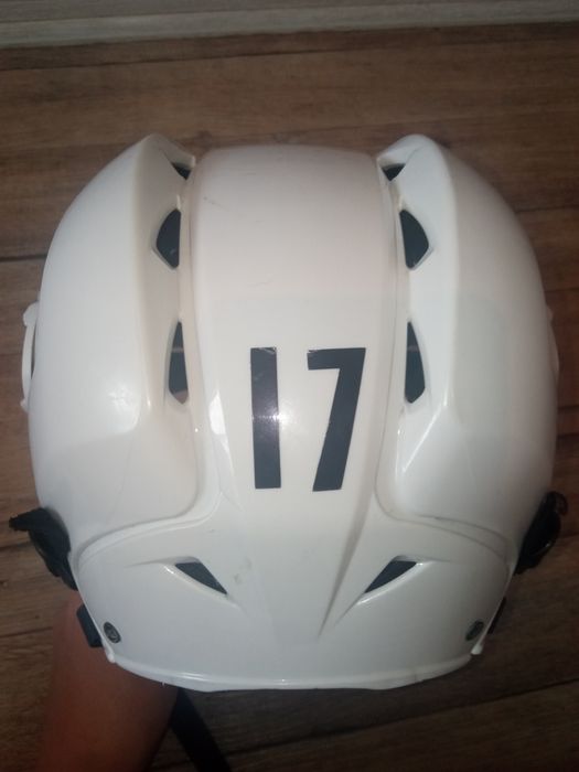 Продам хоккейный шлем