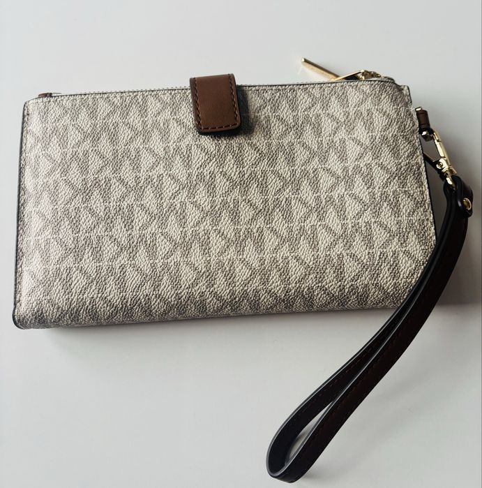 Красив и практичен портфейл Michael Kors