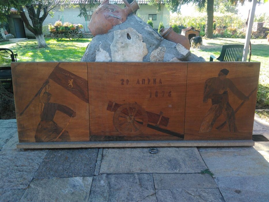 Продавам антикварна картина платно с дьрво с Революционни мотиви