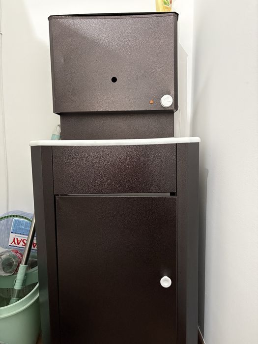 Умывальник коричневого цвета