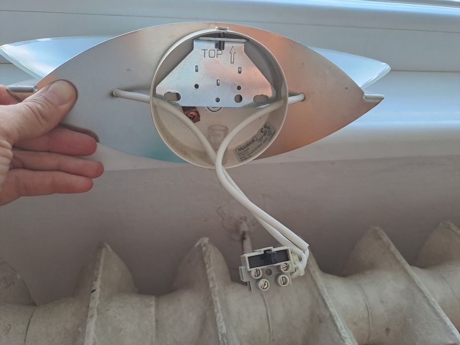 Спот лампи за таван и лампа за стена