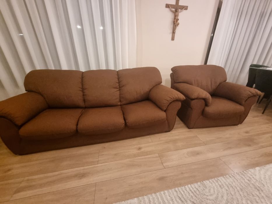 Vând set canapea și două fotolii fixe in stare foarte bună