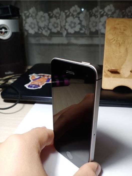Продам iPhone SE 2016