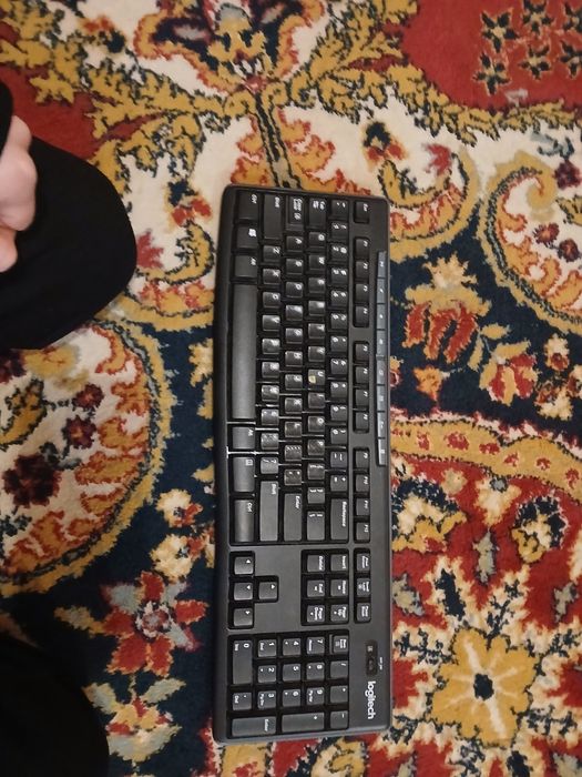 Клавятура подключается через блютуз