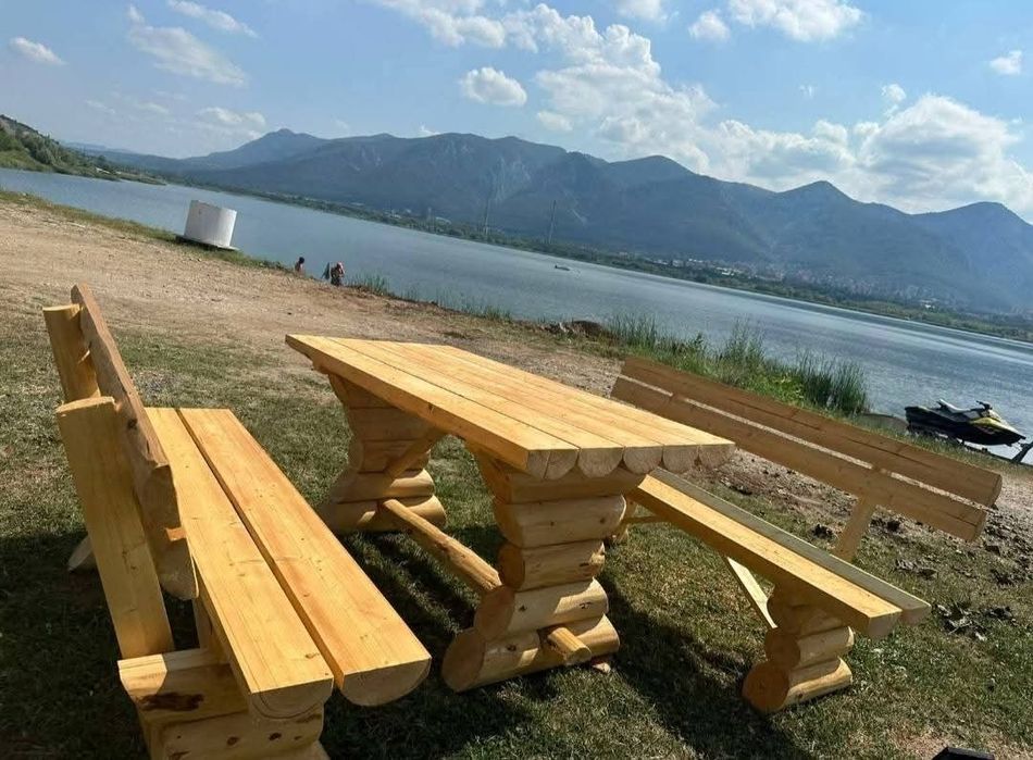 Маса с две пейки