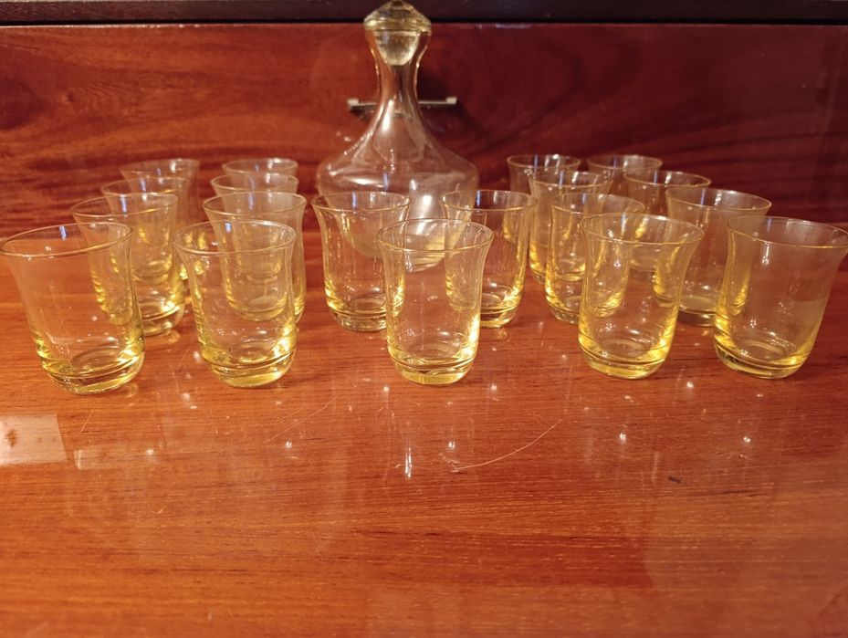 .Хрустальная ваза25,5-9,5 см.графини стаканыЛожки и вилки нержавейка.