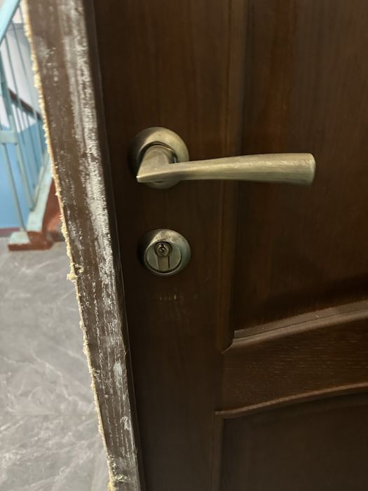 Входная дверь дерево