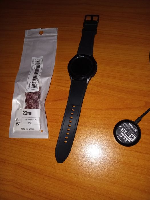 Продавам Samsung Galaxy Watch4