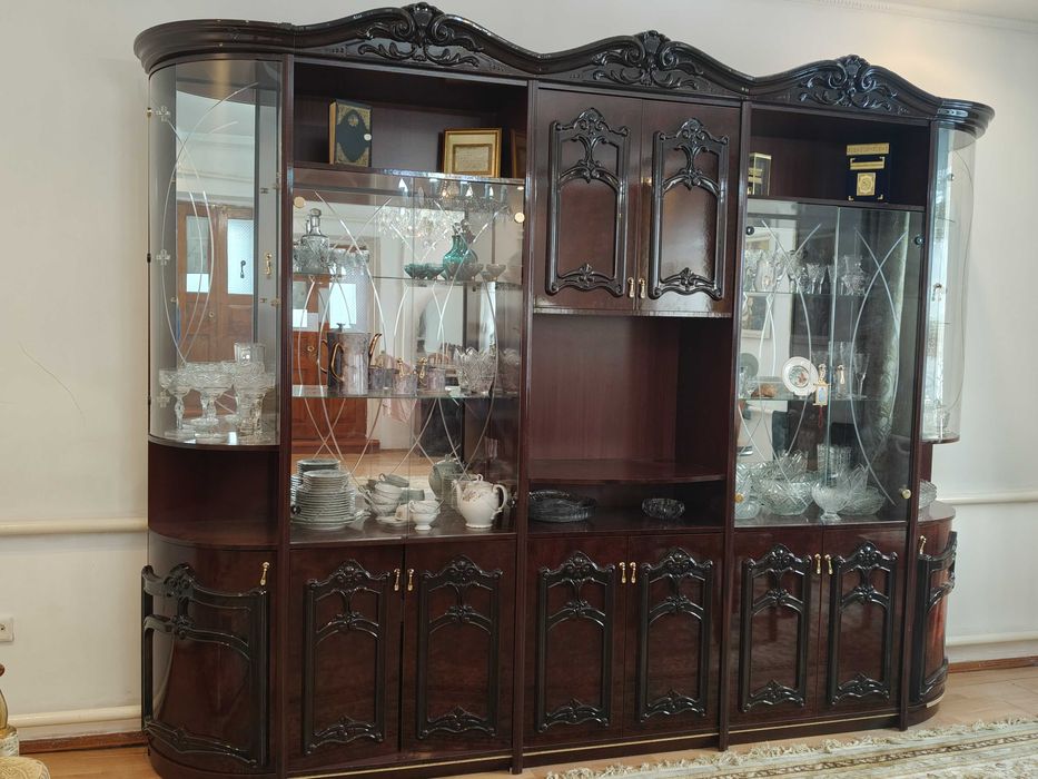 Горка шкаф для зала